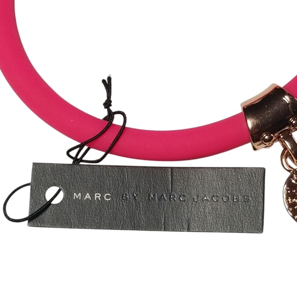 Marc by Marc Jacobs Knockout Pink with Charm‎ Silicone Bangle Bracelet NEW - Picture 3 of 5